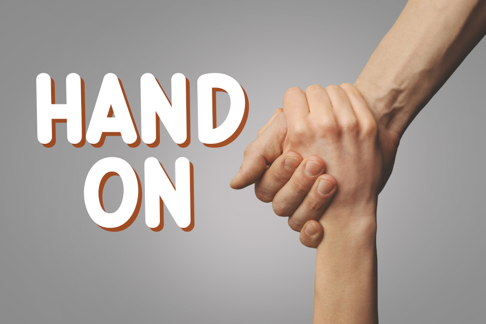 「hand on」的意思和用法為何？也一併介紹「hand」相關的英語表達！