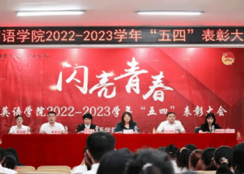 如何用英語表達「青春」？