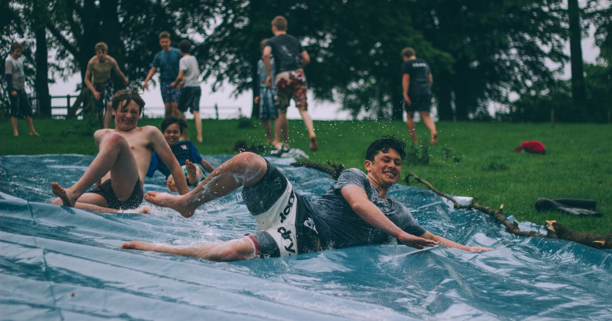 我們一起出門去玩吧！「出門」的英文怎麼說？