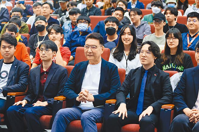 用英文辯論！強化時事！