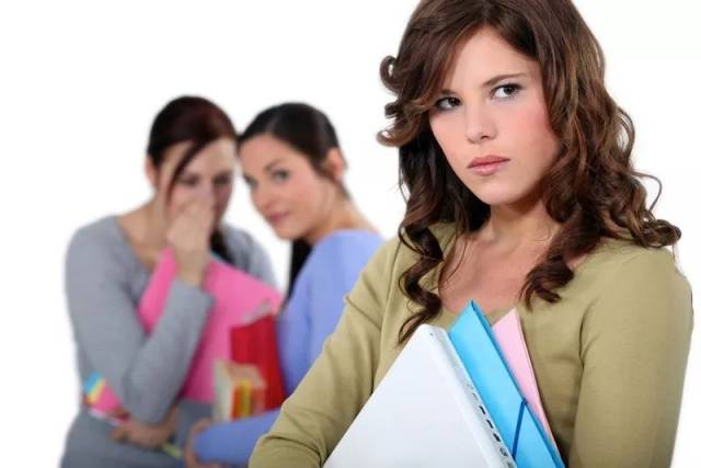 你知道「背後說人閒話」的英文怎麼說嗎？