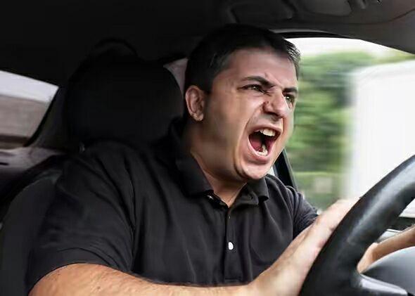 「road rage」與「tailgating」有何不同？「路怒症」等危險駕駛行為的英語說法