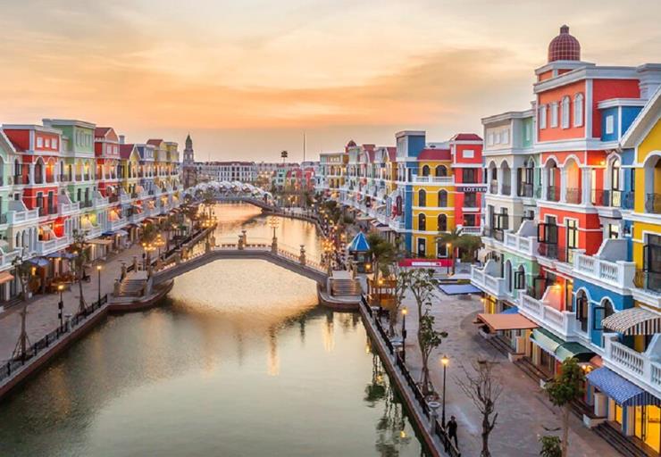 有機會出國時，別忘了體驗「露臺區」用餐的悠閒