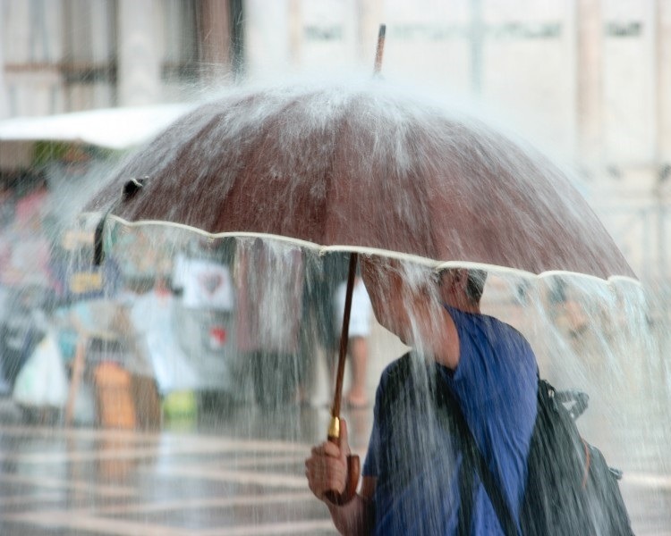 「傾盆大雨」的英語該如何表達？「天氣相關」的英語表達也一併介紹！