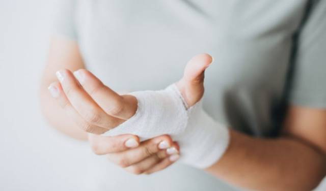 「骨折」的英文怎麼說？關於「骨折」的英文表達方式