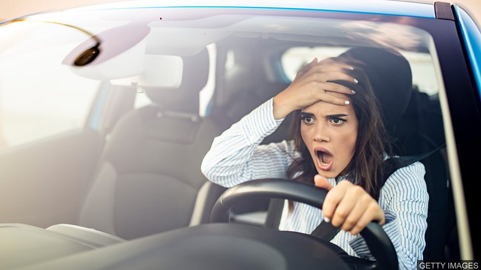 「road rage」與「tailgating」有何不同？「路怒症」等危險駕駛行為的英語說法