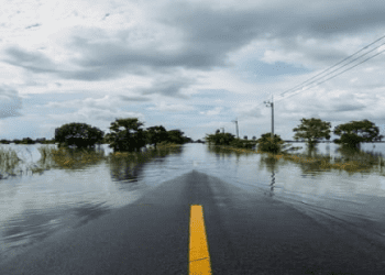 「洪水」的英語怎麼說？同場介紹下雨帶來的自然災害的英語表達