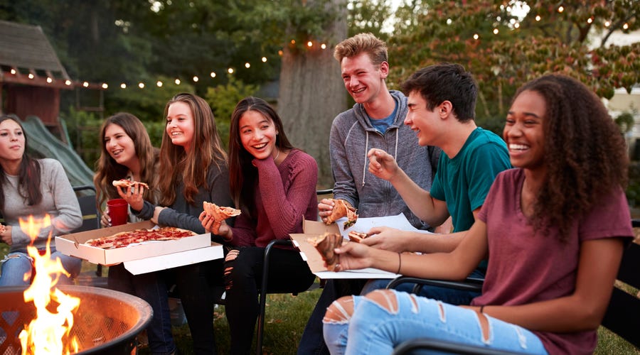 「舉辦派對」的英語該如何表達？