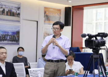 想用英語表達「冷靜」！「不受影響、不為之動搖」的表達方式也一併介紹。