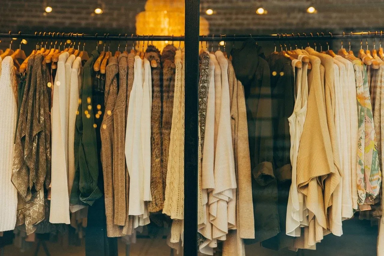 「穿」的英語「put on」和「 wear」有什麼不同?讓我們正確地區分使用吧!