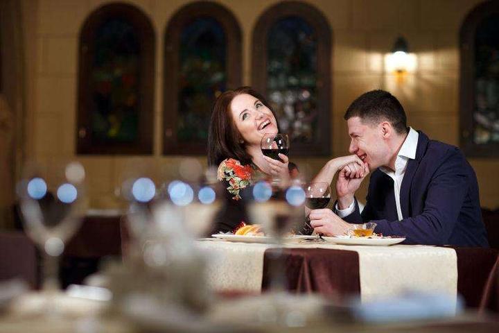 「這個座位有人嗎？」用英語怎麼說？也可用於飯店、餐廳的表達！