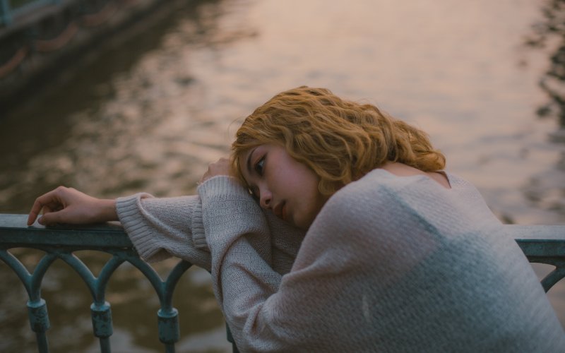 如何用英文表示「嘆氣」?適用不同情境的各種說法