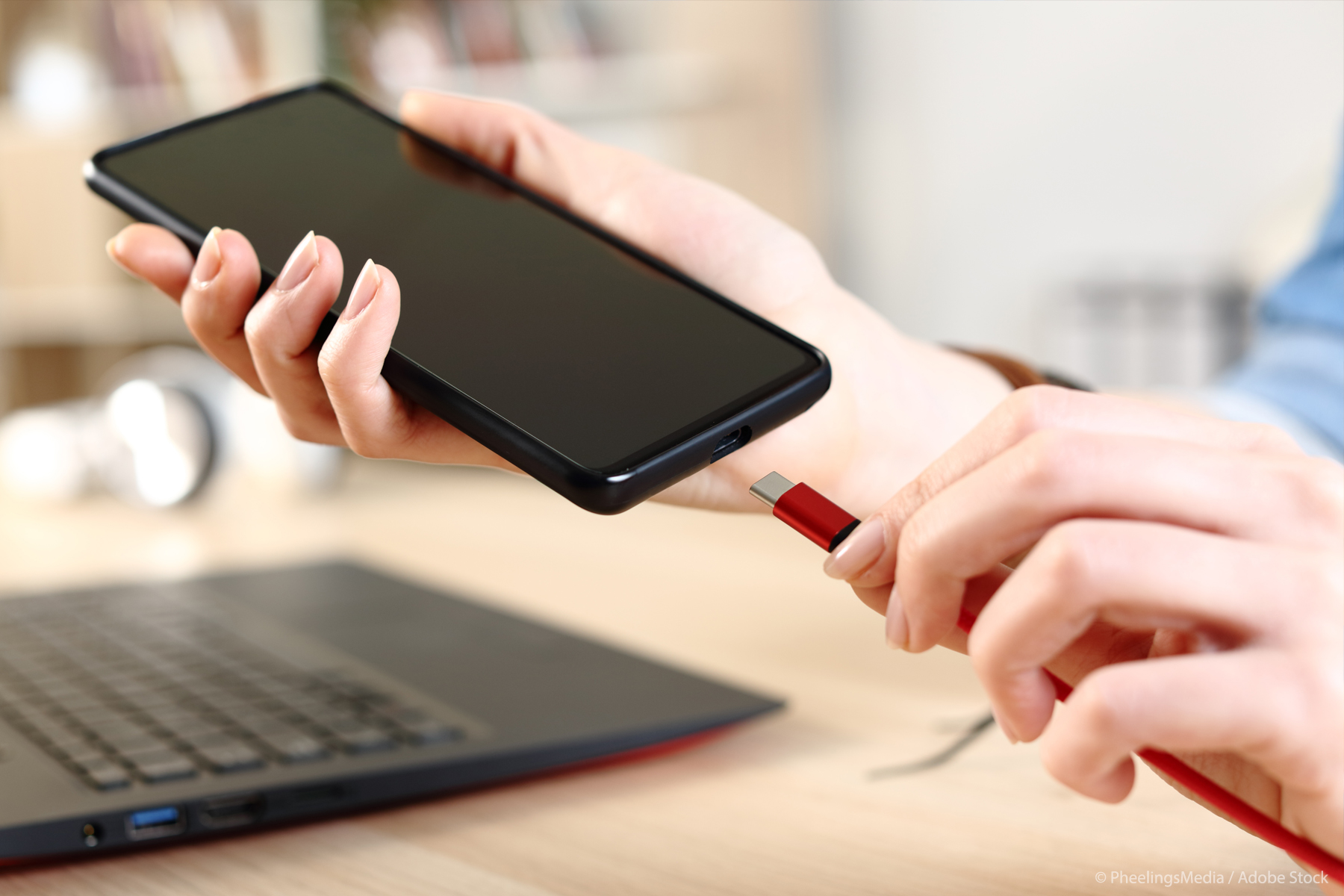 EU sets date for common phone charge cable 歐盟將統一手機等電子設備充電端口