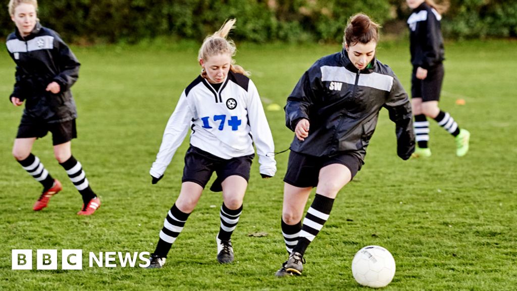 Boots made for men an injury risk to women footballers 女球員穿為男性設計的球靴更易受傷
