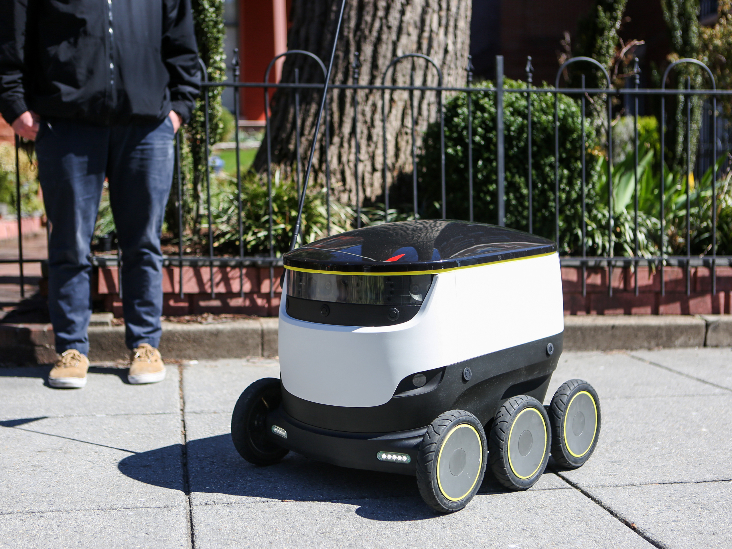 Robot grocery deliveries 機器人送貨員
