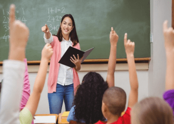 三個表示 “驟降” 的近義詞的區別: plunge、plummet、slump