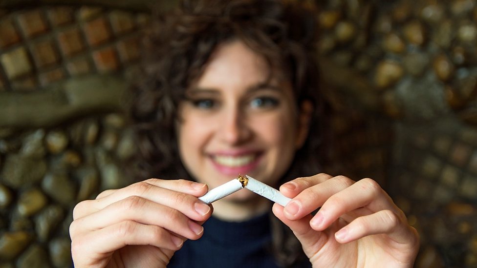 Smoking rates in England fall to lowest on record 英格蘭吸煙率降至史上最低