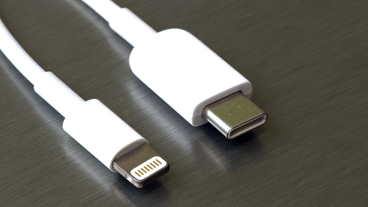 EU sets date for common phone charge cable 歐盟將統一手機等電子設備充電端口