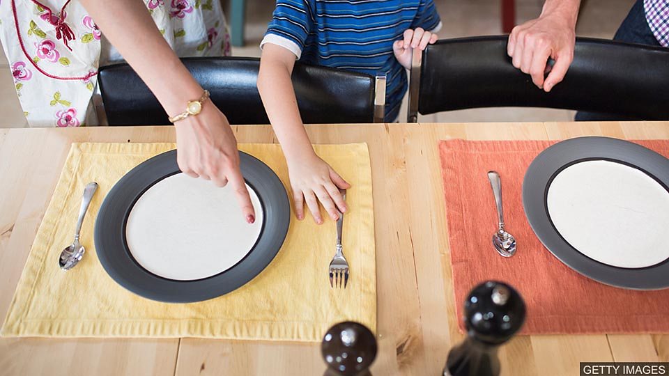 區分表示 “放” 的動詞：lay, place, put, set