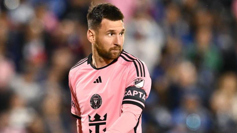 Messi's napkin contract promise sells for £762,400 承諾簽約梅西的餐巾紙拍出 76 萬多英鎊